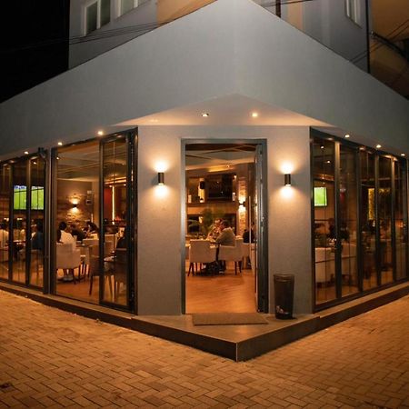 Griffon Bar Food Apartments Struga Bagian luar foto